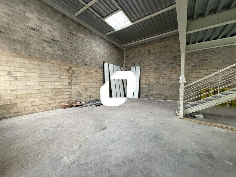 Local d'activités dans Plaisir à vendre - Photo intérieure – Image 2 sur 9
