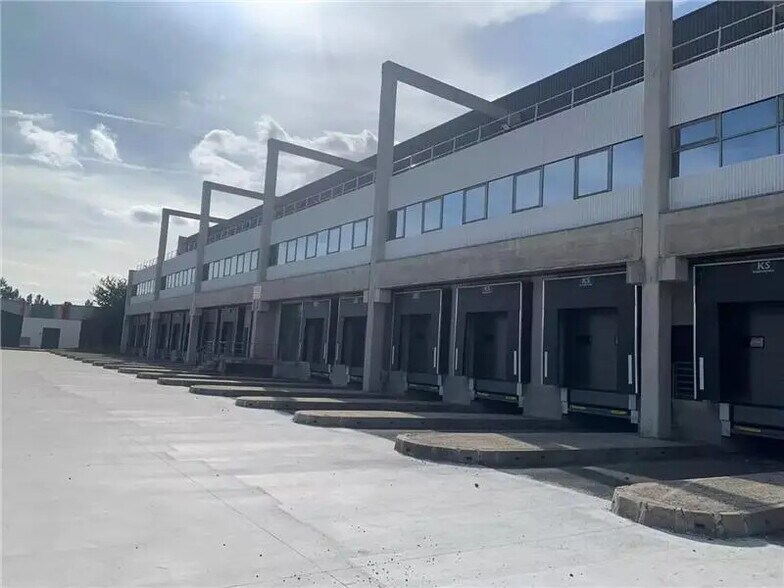 Industriel/Logistique dans Gretz-Armainvilliers à louer - Photo de l’immeuble – Image 1 sur 4