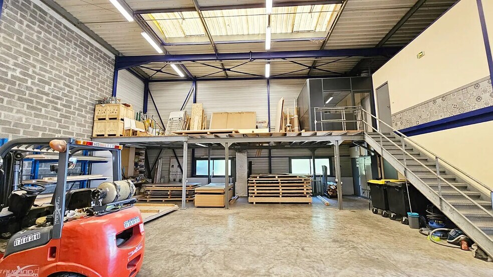 Local d’activités dans Champigny-sur-Marne à louer - Photo de l’immeuble – Image 3 sur 14
