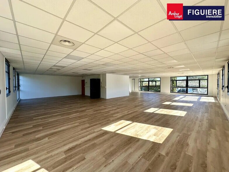 860 Rue René Descartes, Aix-en-Provence à louer - Photo de l’immeuble – Image 1 sur 12