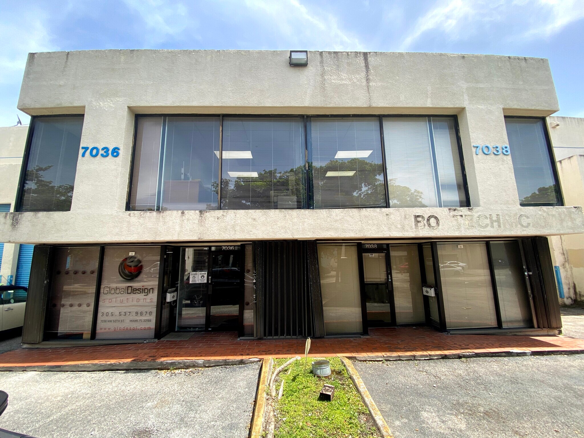 7030-7038 NW 50th St, Miami, FL à louer Photo de l’immeuble– Image 1 sur 28