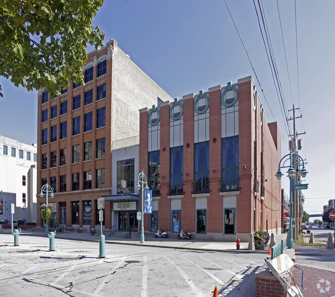 158 N Broadway, Milwaukee, WI à louer - Photo de l’immeuble – Image 3 sur 3