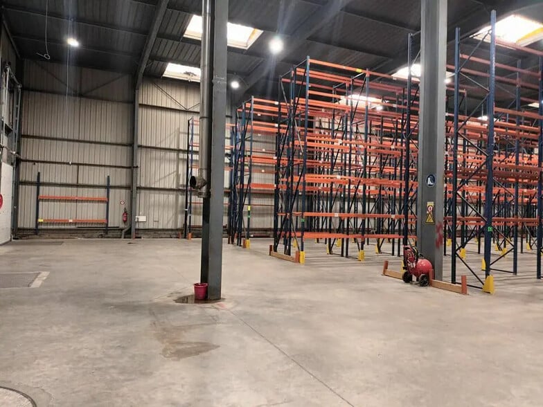 Local d’activités dans Barentin à louer - Photo de l’immeuble – Image 3 sur 13