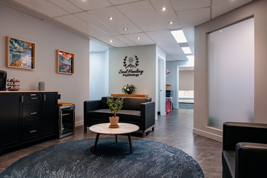 259 Midpark Way SE, Calgary, AB à louer - Photo de l’immeuble – Image 1 sur 12