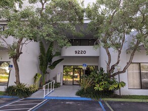 9220 SW 72nd St, Miami, FL à louer Photo de l’immeuble– Image 1 sur 8