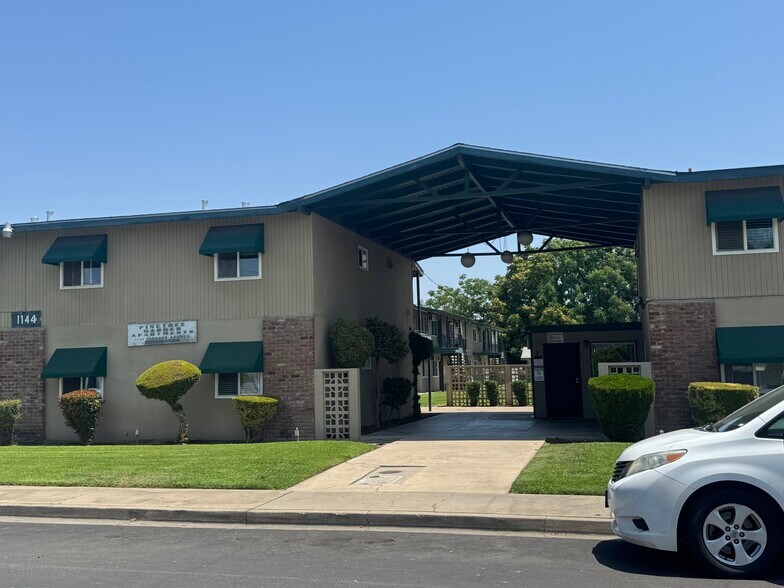 1144 Pioneer Ave, Turlock, CA à vendre - Photo de l’immeuble – Image 2 sur 13