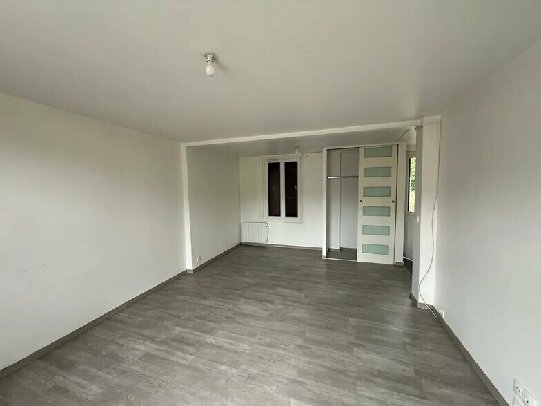 Local d'activités dans Arnouville à vendre - Photo de l’immeuble – Image 2 sur 5