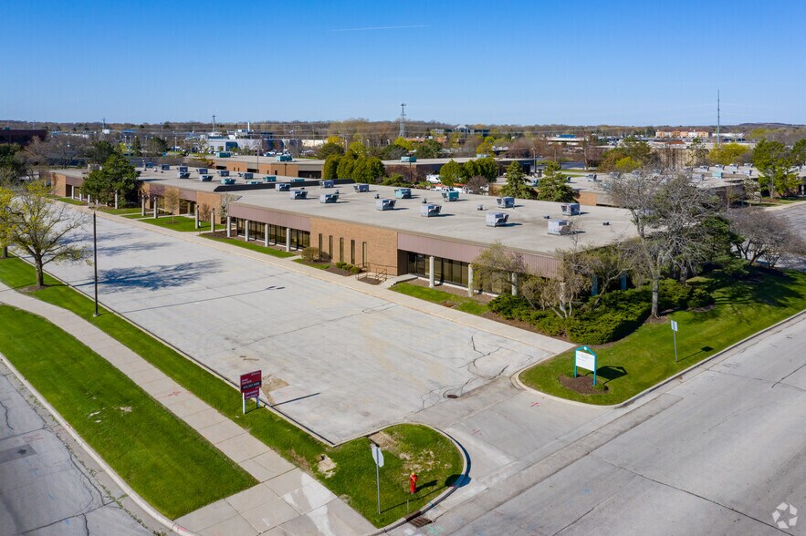 9045 N Deerwood Dr, Brown Deer, WI à vendre - Photo de l’immeuble – Image 3 sur 5
