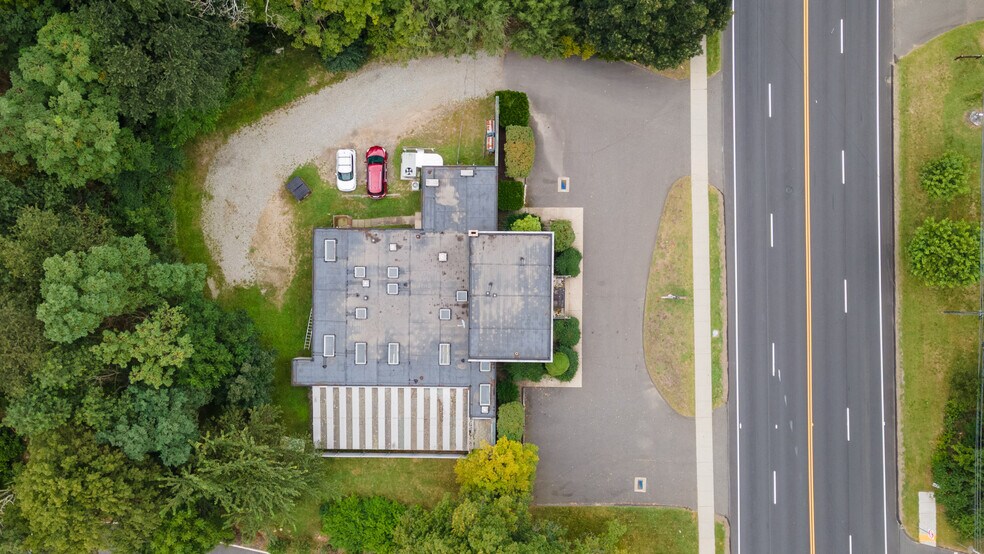 215 Danbury Rd, Wilton, CT à vendre - Photo de l’immeuble – Image 3 sur 7