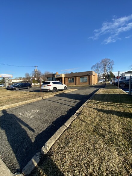 1620 Front St, East Meadow, NY à louer - Photo de l’immeuble – Image 2 sur 24