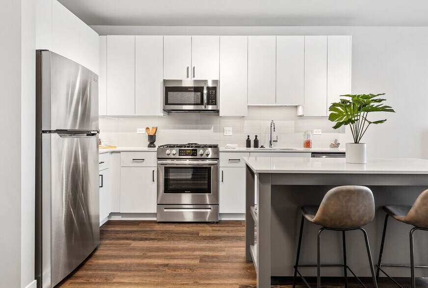 7215 N District Ave, Lincolnwood, IL à louer - Photo de l’immeuble – Image 1 sur 20