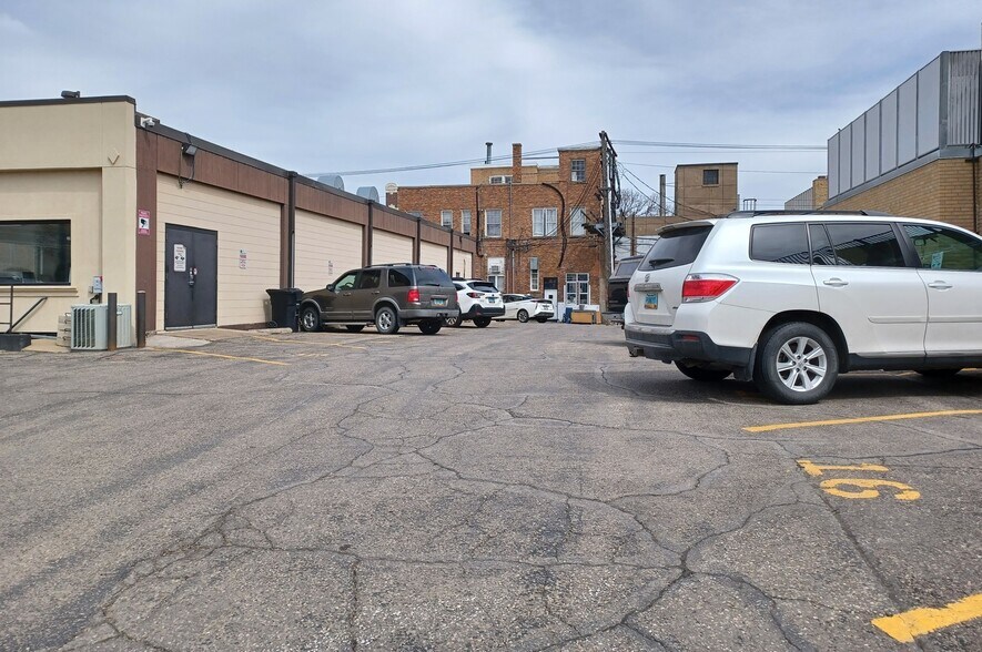 301 E Thayer Ave, Bismarck, ND à louer - Photo de l’immeuble – Image 2 sur 4