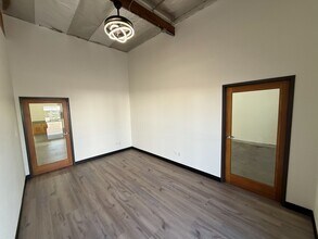 8030-8040 Remmet Ave, Canoga Park, CA à louer Photo intérieure– Image 2 sur 4