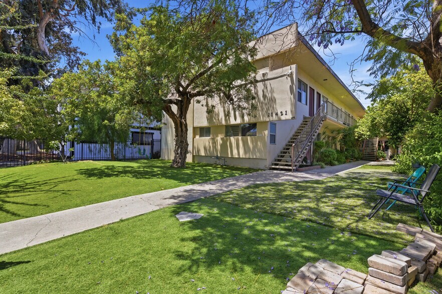 11421 Tiara St, North Hollywood, CA à vendre - Photo de l’immeuble – Image 2 sur 10