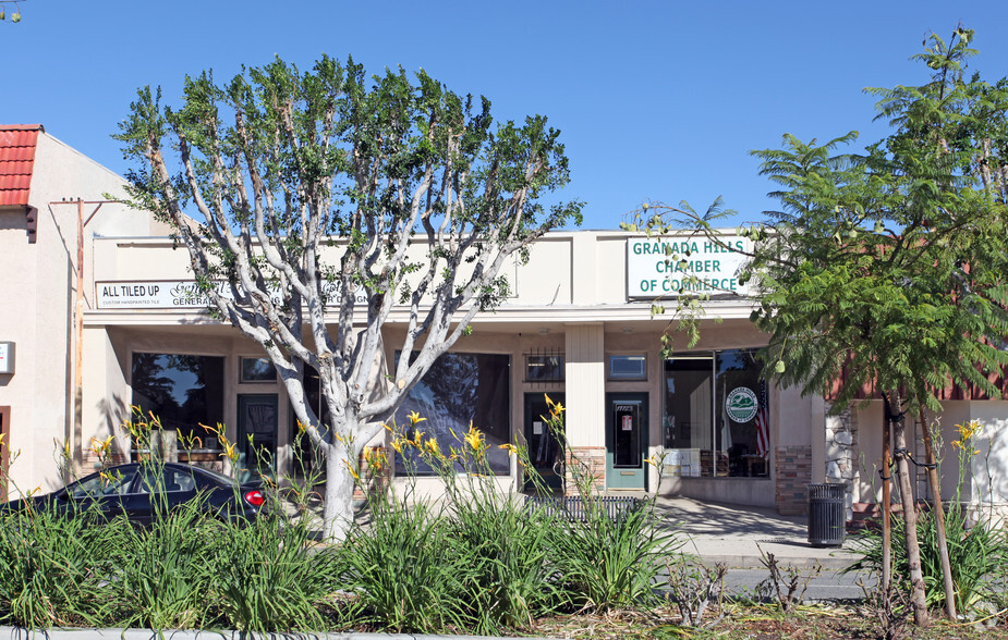17723-17725 Chatsworth St, Granada Hills, CA à louer - Photo de l’immeuble – Image 3 sur 5