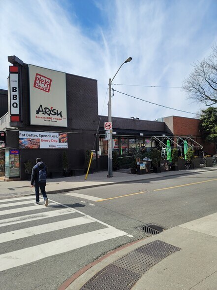 584 Bloor St W, Toronto, ON à louer - Photo de l’immeuble – Image 3 sur 16