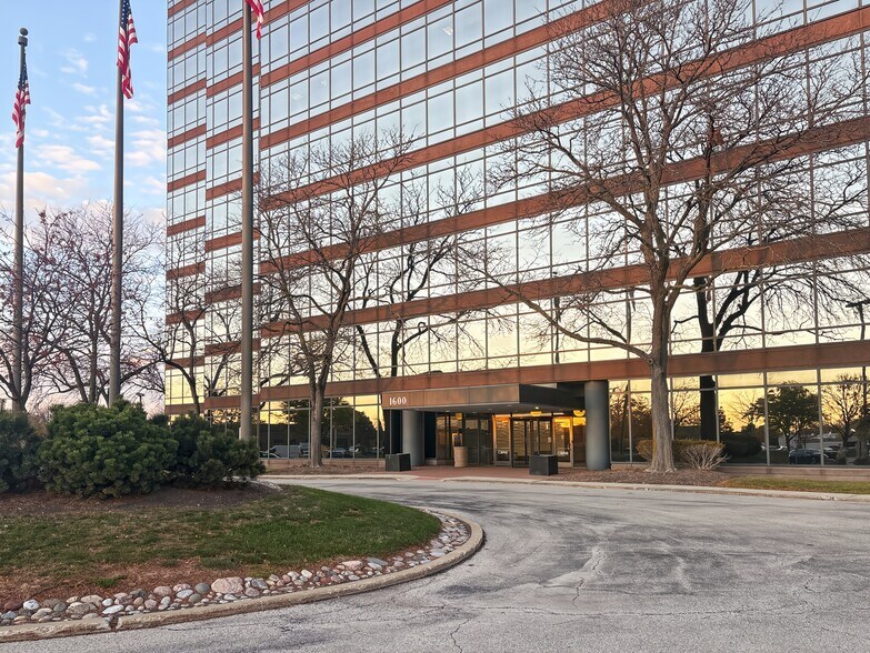 1600 Golf Rd, Rolling Meadows, IL à louer - Photo de l’immeuble – Image 3 sur 20