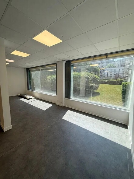 Local commercial dans Boulogne-Billancourt à louer - Photo de l’immeuble – Image 2 sur 4