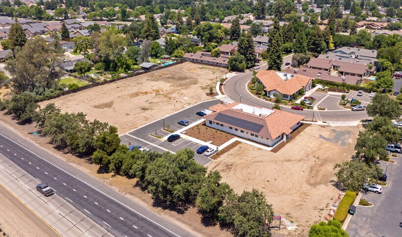 Avenida De Los Robles, Visalia, CA à louer Photo de l’immeuble– Image 1 sur 4