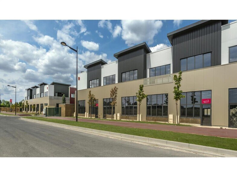 Local d’activités dans Saint-Pierre-du-Perray à louer - Photo de l’immeuble – Image 1 sur 9