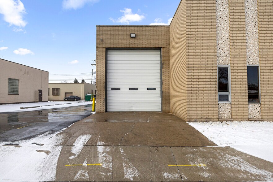 23201 Roseberry Ave, Warren, MI à vendre - Photo de l’immeuble – Image 3 sur 10