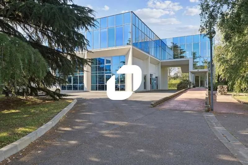 Bureau dans Évry-Courcouronnes à louer - Photo de l’immeuble – Image 3 sur 19