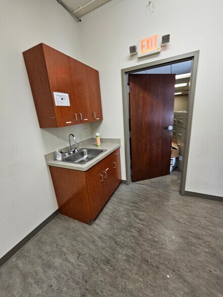 10233 W Greenfield Ave, West Allis, WI à louer - Photo intérieure – Image 2 sur 19