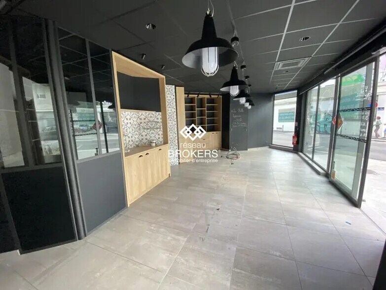 Local commercial dans Grenoble à louer - Photo de l’immeuble – Image 3 sur 9