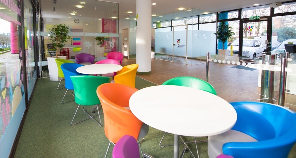 403-445 Midsummer Blvd, Milton Keynes à louer - Photo de l’immeuble – Image 3 sur 4