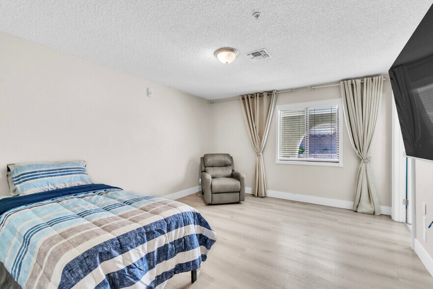 465 E Robindale Rd, Las Vegas, NV à vendre - Photo de l’immeuble – Image 2 sur 30