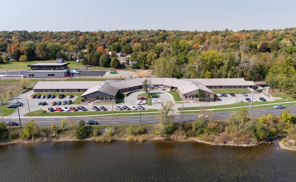 1155 Water St, Peterborough, ON à vendre - Photo principale – Image 1 sur 10