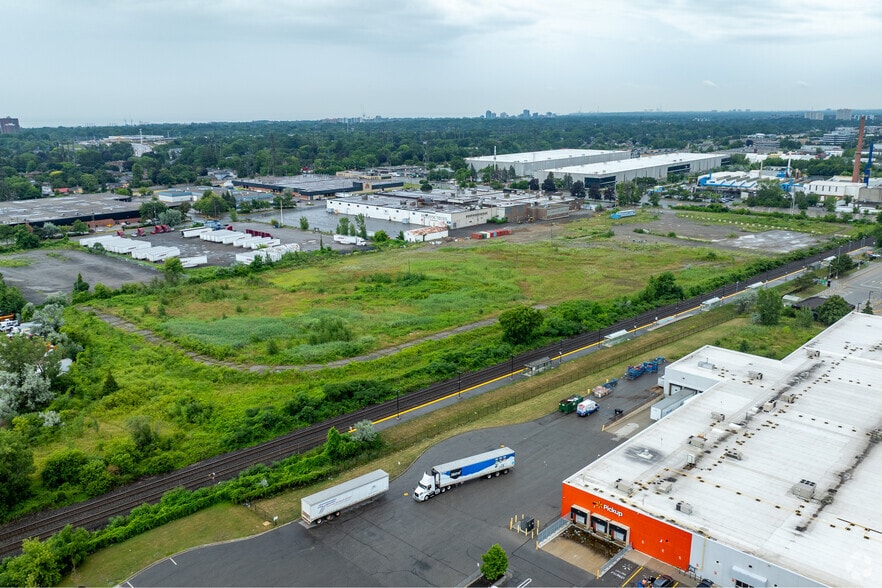 2401 Dixie Rd, Mississauga, ON à louer - Photo principale – Image 1 sur 2