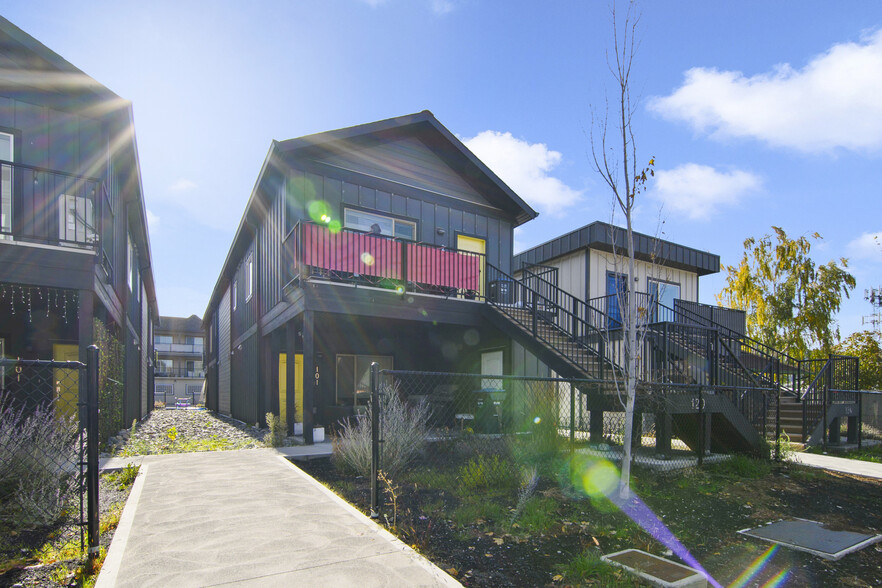 120 Calgary Av, Penticton, BC à vendre - Photo de l’immeuble – Image 1 sur 21