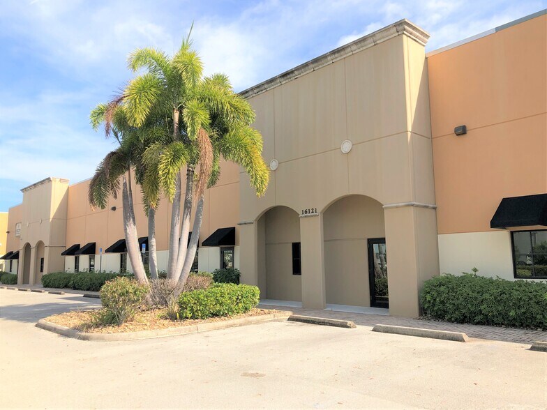 16121 Lee Rd, Fort Myers, FL à vendre - Photo de l’immeuble – Image 2 sur 5
