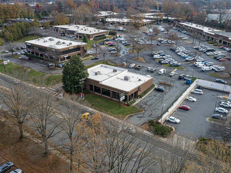 814 Tyvola Rd, Charlotte, NC à louer - Photo de l’immeuble – Image 2 sur 24