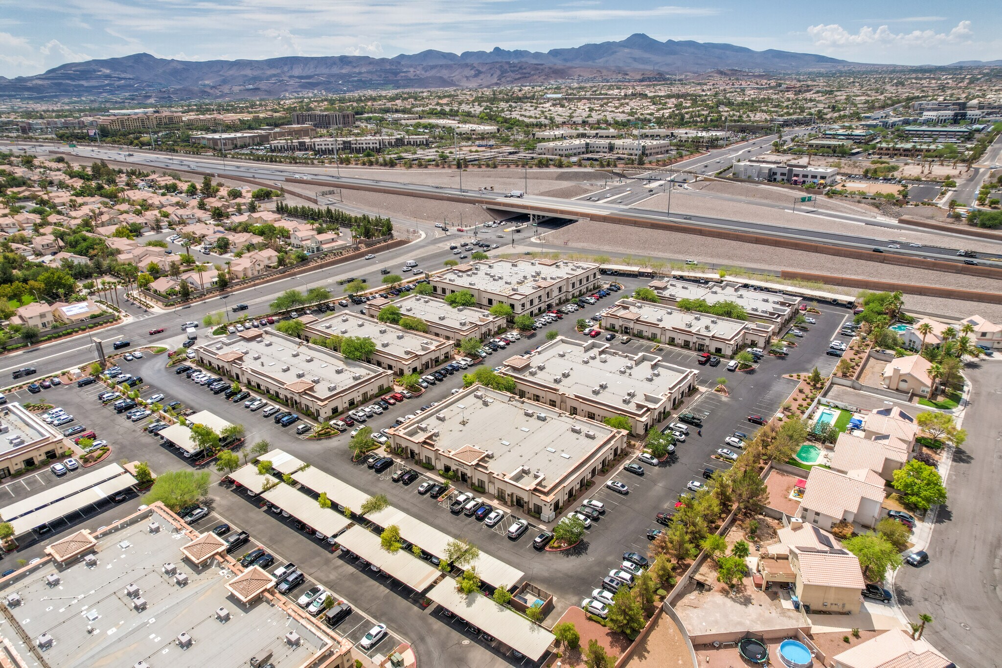 9005 S Pecos Rd, Henderson, NV à louer Photo de l’immeuble– Image 1 sur 16