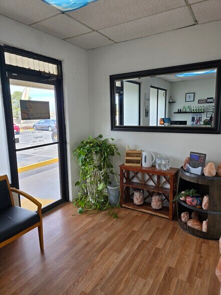300 N Resler Dr, El Paso, TX à louer - Photo de l’immeuble – Image 2 sur 10