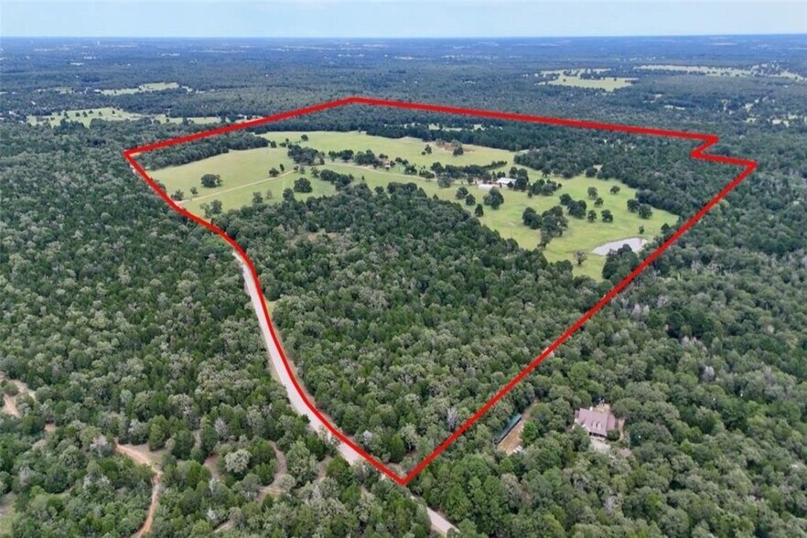 705 Antioch Rd, Paige, TX à vendre - Photo principale – Image 1 sur 40