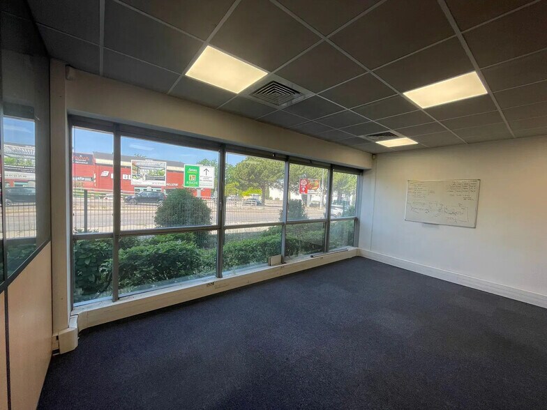 Bureau dans Aubagne à louer - Photo de l’immeuble – Image 2 sur 8