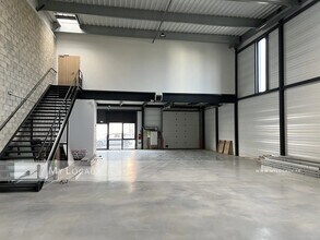 Local d’activités dans Éragny à louer Photo intérieure– Image 2 sur 5