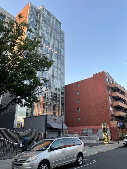 136-33 37th Ave, Flushing, NY à vendre - Photo de l’immeuble – Image 3 sur 43