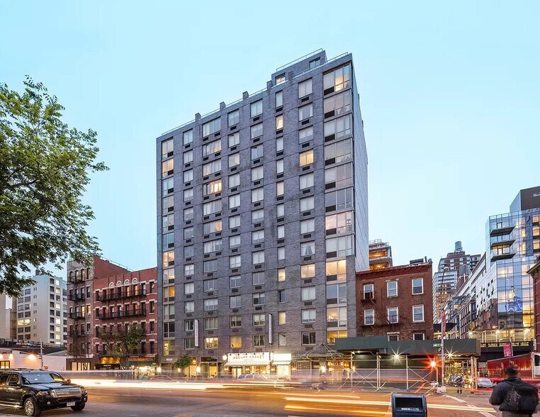 303-309 Tenth Ave, New York, NY à louer - Photo de l’immeuble – Image 2 sur 8