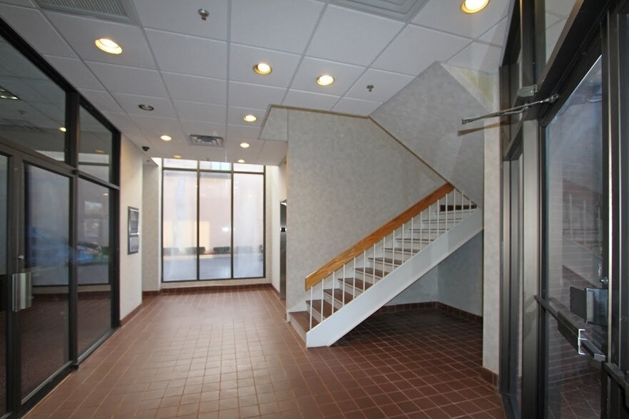 296 Kinderkamack Rd, Oradell, NJ à louer - Hall d’entrée – Image 3 sur 4