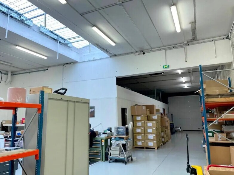 Local d’activités dans Trappes à louer - Photo de l’immeuble – Image 2 sur 8