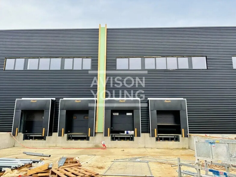 Local d’activités dans La Queue-en-Brie à louer - Photo de l’immeuble – Image 2 sur 10