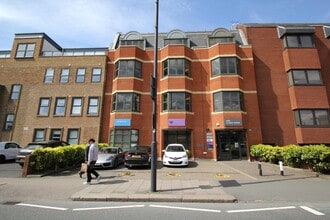 303 Ballards Ln, Londres à louer Photo de l’immeuble– Image 1 sur 7