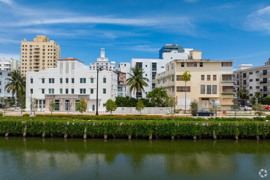 Miami Beach Apartment & Vacation Rental portefeuille de 2 biens à vendre sur LoopNet.fr - Photo de l’immeuble – Image 1 sur 27