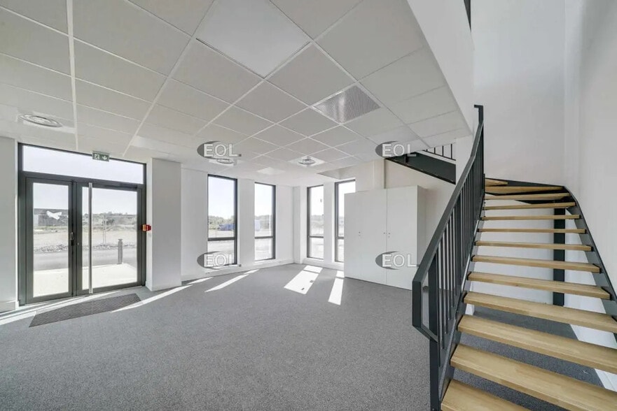 Local d’activités dans Saint-Priest à louer - Photo intérieure – Image 2 sur 5