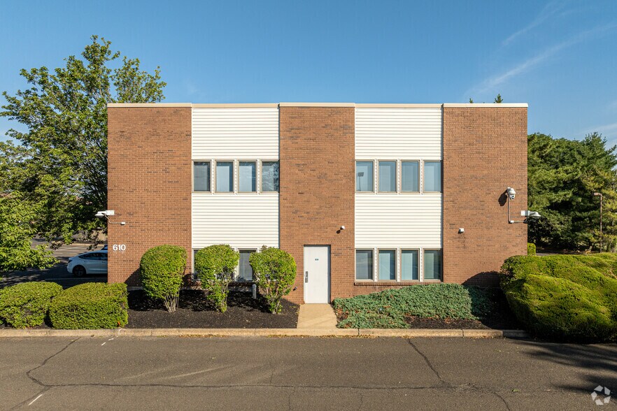 610 Louis Dr, Warminster, PA à louer - Photo de l’immeuble – Image 3 sur 20
