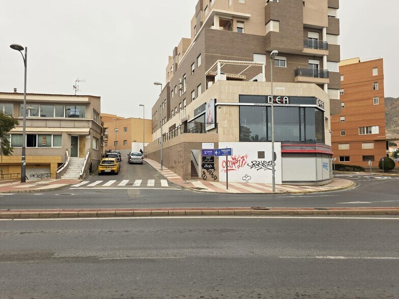 Local commercial dans Roquetas de Mar, Almería à louer - Photo de l’immeuble – Image 1 sur 16